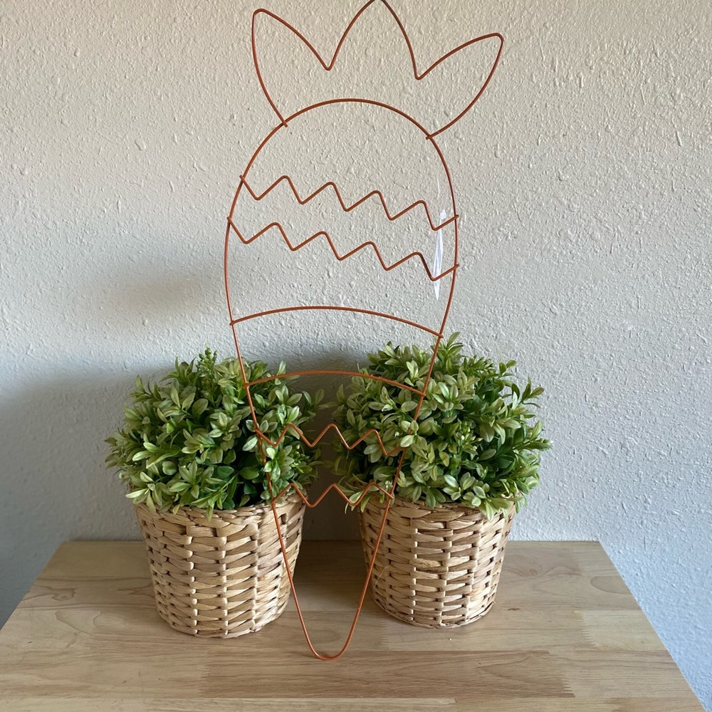 Easter new floral garden carrot shaped wired metal wreath frame form 🥕🥕